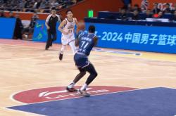 开云体育登录-CBA惊险逆转取胜，粉丝狂欢不已