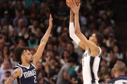 开云体育官网-独行侠碾压马刺，伦纳德刷新纪录