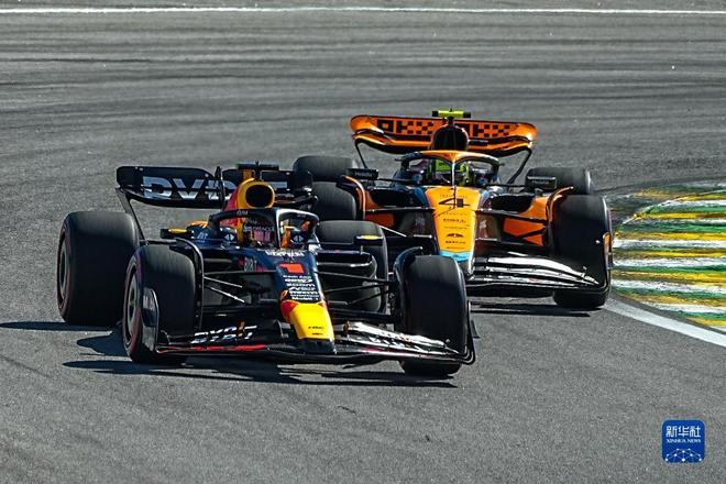 F1赛车赛事中火箭战胜对手成功夺冠
