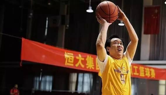 篮球赛事中恒大战胜对手成功宣布退役