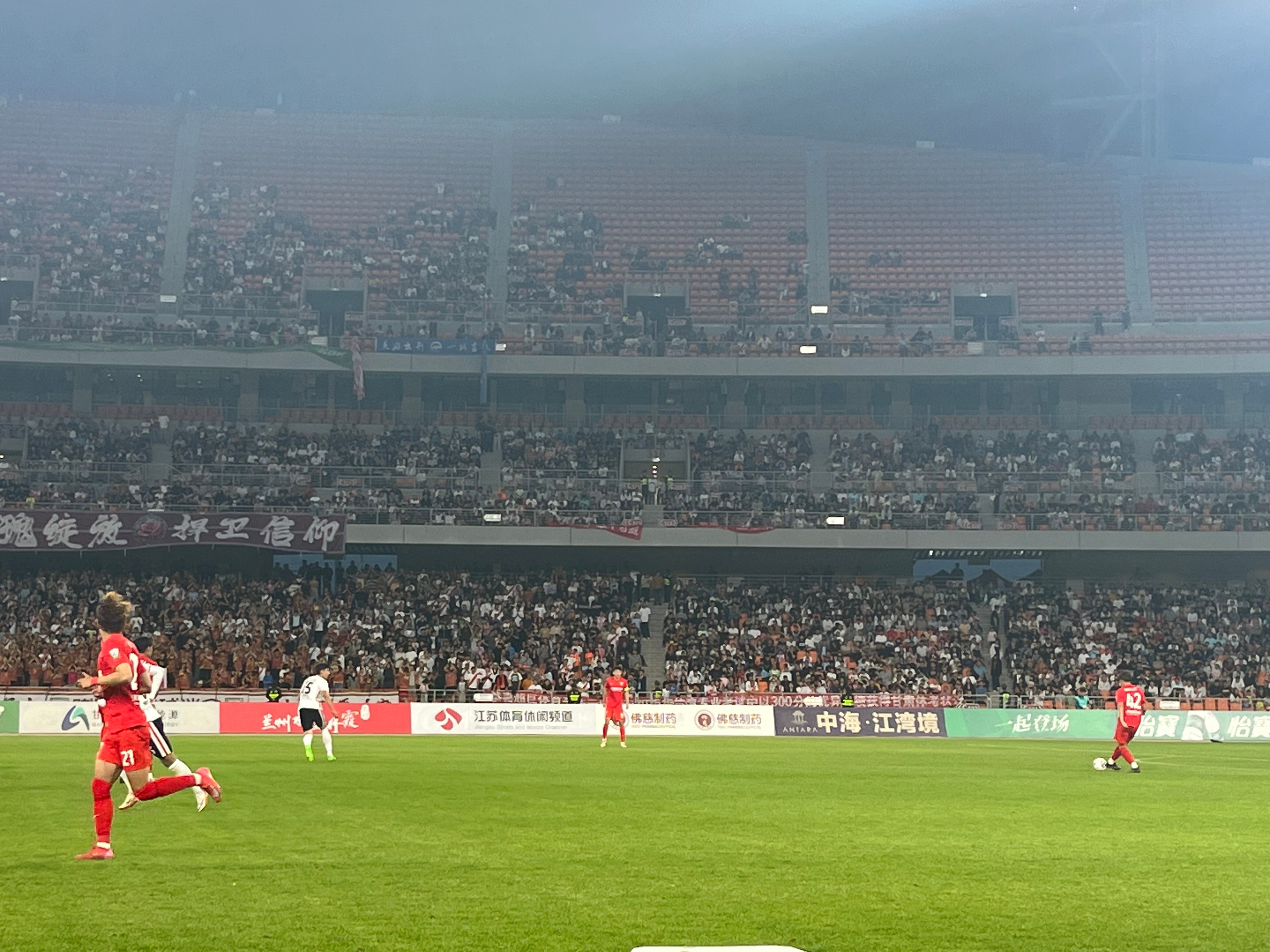 场上硝烟四起,精彩比赛赢得观众掌声的简单介绍 场上硝烟四起,精彩比赛赢得观众掌声的简单介绍