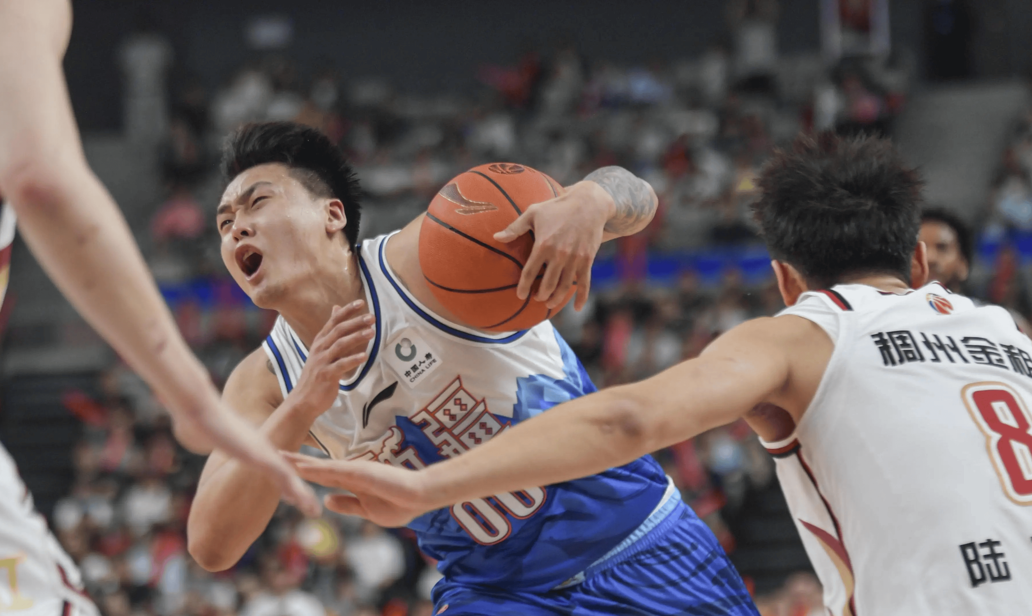 CBA惊险逆转取胜，粉丝狂欢不已